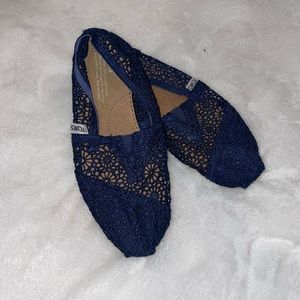 TOMS lace flats. Size 5.5